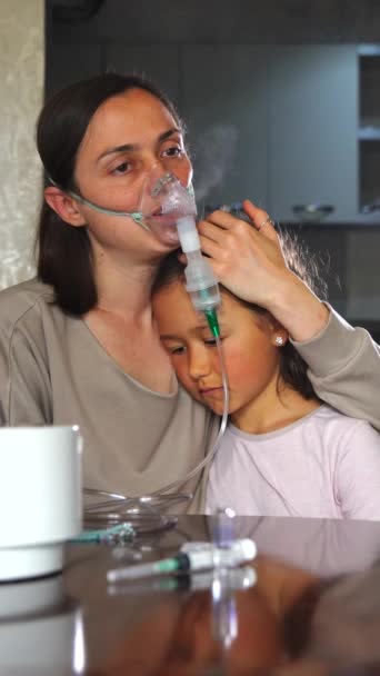 Mutter Und Traurige Tochter Einem Tisch Frau Mit Maske Die — Stockvideo