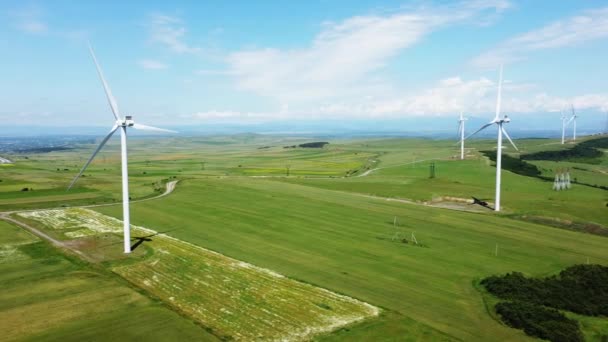 Досліджуйте Вітряні Млини Грузії Проти Пишних Зелених Полів Отримання Екології — стокове відео