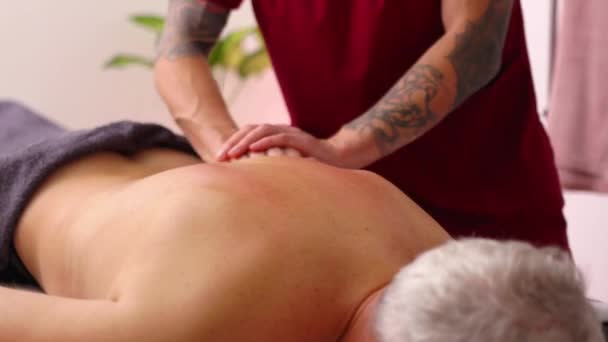 Masaje Terapéutico Espalda Como Hombre Mayor Pelo Gris Recibe Atención — Vídeo de stock