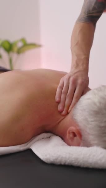 Mäns Massage Som Rehabiliteringsterapeut Arbetar Aktivt Med Att Massera Nacken — Stockvideo