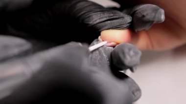 Donanım manikürünün yakın çekim videosu, yavaş çekimde rafine edilmiş bir bitiriş için jel cilasının öğütülmesine odaklanıyor..