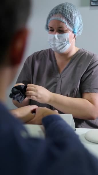 女修指甲师在准备修指甲时 将黑色橡胶手套放在手上 垂直镜头 — 图库视频影像
