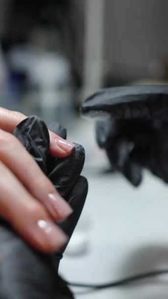 专业修指甲 垂直录像 展示将光泽揉搓成凝胶指甲油用于装饰的过程 专注于熟练的手工操作和特写 — 图库视频影像