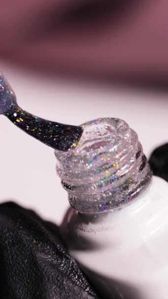 Detaljerad Närbild Glitter Nagellack Med Borste Och Flaskan Visar Upp — Stockvideo