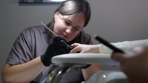 Retrato Manicure Profissional Pintar Unhas Com Pincel Para Cliente Feminino — Vídeo de Stock