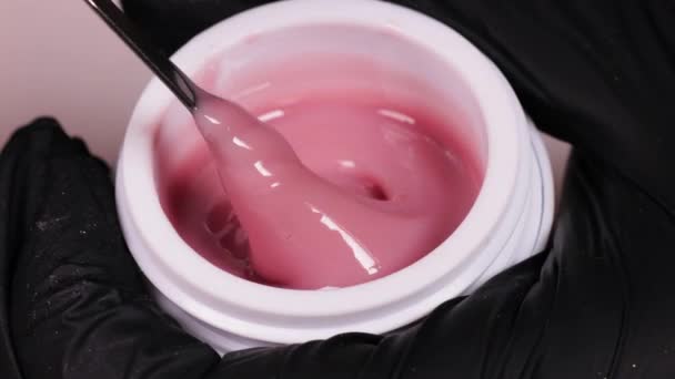 Amestecă Oja Într Borcan Cosmetic Folosind Instrument Manichiură Capturând Procesul — Videoclip de stoc