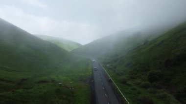 Yeşil dağlar arasındaki yol, yol gezisi. Yukarıdan görüldüğü gibi Ermenistan Dağları.