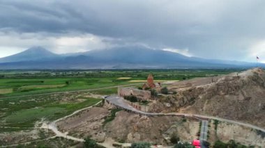 Ararat Dağı Panoraması ve Türkiye 'nin Khor Virap Manastırı önplanda, Ermenistan, hava manzarası.