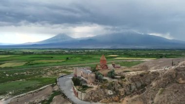 Ermenistan 'daki Khor Virap manastırı, Ararat Dağı manzarası, Türkiye sınırı. Virap Korosu Top View. Manastır üzerinde uçuş. Ermenistan 'da turizm beldesi.