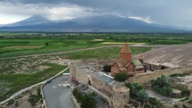 Ermenistan 'daki Khor Virap Manastırı üzerinde Ararat Dağı ve Türkiye sınırı üzerinde uçuş. Ermenistan 'ın güzelliğini gösteren ziyaret edilmesi gereken bir turizm beldesi.