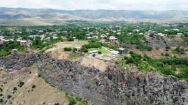 Drone uçağı Garni yerleşim yerini Garni Manastırı 'nın tepeye tünediği turistik bir mekanla yakalıyor. Ermenistan 'daki Garni geçidinin çarpıcı manzarası, hava manzarası.