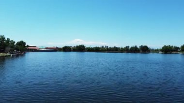 Arkaplanda kar kaplı Ararat Dağı ile Erevan 'ın gölünün insansız hava aracı görüntüleri Ermenistan' ın büyüleyici manzarasını gözler önüne seriyor..