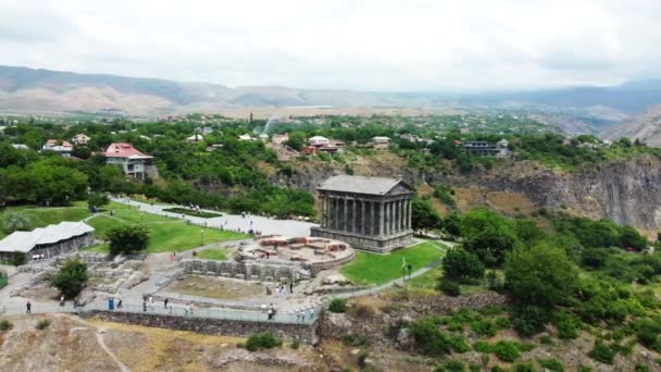 Άποψη Της Μονής Γκάρνι Στην Αρμενία Μέσα Ορεινό Έδαφος Προβάλλοντας — Αρχείο Βίντεο