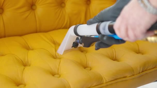 Membersihkan Sofa Dengan Metode Basah Menggunakan Peralatan Khusus Close — Stok Video