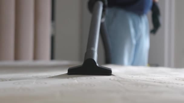 一个无法辨认的人使用强力真空吸尘器清洁床垫 他从装潢过的家具表面除去灰尘 — 图库视频影像