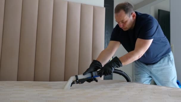 一名男子使用湿式真空吸尘器清洗床垫 然后用特殊设备进行干洗 室内装潢家具的清洁 — 图库视频影像