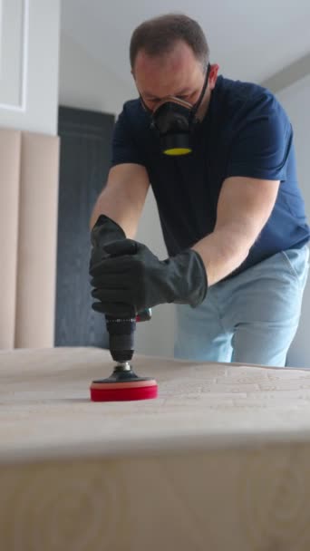 Homem Usando Equipamentos Elétricos Para Limpar Seco Colchão Com Uma — Vídeo de Stock