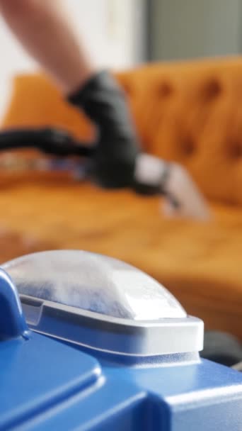 Limpeza Seco Sofá Com Aspirador Especial Para Limpeza Úmida Tanque — Vídeo de Stock