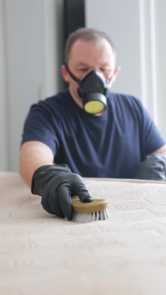 Ein Professioneller Arbeiter Der Eine Atemschutzmaske Trägt Reinigt Die Oberfläche — Stockvideo