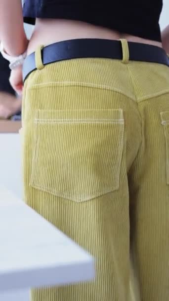 一个女人穿上裤子 系好腰带的特写镜头 从腰高的角度来看穿着 垂直镜头 — 图库视频影像