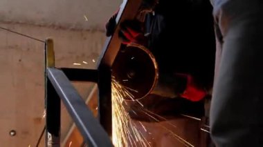 Dairesel testere metal parçaları, inşaat ve onarım işlerinde kullanılır. Merdivenlerde tırabzan var, yakın plan..