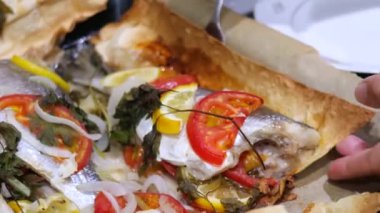 Taze pişmiş, sebzeli, güzel kaplanmış ve porsiyonlu tabakta servis edilmeye hazır taze bir balık. Dorado balığı yemeye hazır, yakın plan..