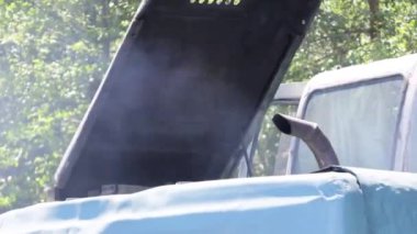 Paslı bir endüstriyel aracın egzoz borusu çok miktarda egzoz gazı yayar..