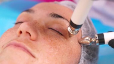 Bir kozmetolog cilt gençleştirme için mikro akım cihazı kullanır. Donanım kozmetolojisi mikro akımlara odaklanarak göz kası kasılmalarına neden olur..