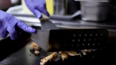 Biber ve kırmızı biber gibi baharatlarla kaplanmış fırında kızartılmış tavuk parçaları. Et, restoran mutfağı veya yemek pişirme teknikleri sahneleri için idealdir..