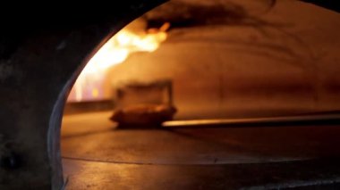 İçinde alevler olan bir Adjarian khachapuri fırından çıkarılıyor. Ulusal Gürcistan mutfağı veya geleneksel pişirme sahneleri için mükemmel..