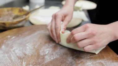 Bir restoranın mutfağında bir şef khinkali hazırlar, hamur üzerine kıyma yapar ve istenen şekli oluşturmak için onu sarar. Geleneksel Gürcistan mutfağının sergilendiği sahneler için ideal.