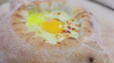 Adjarian Khachipuri, Gürcistan mutfağı. Ahşap tabakta Khachapuri teknesi, yakın plan..