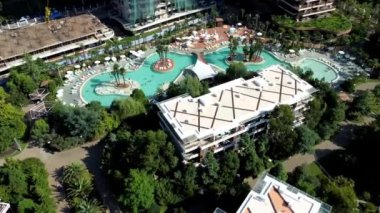 Georgia 'daki Oasis Otel Kompleksi' ndeki yüzme havuzunun en güzel manzarasının tadını çıkarın. Videoda havuz alanı ve çevre konforlar sergileniyor. Seyahat ve konukseverlik içeriği için mükemmel.!