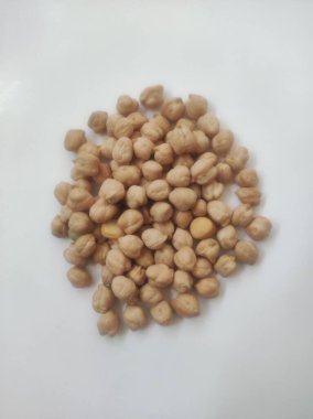 Besin dolu sağlıklı ve lezzetli nohutlar. Beyaz arka planda izole edilmiş lezzetli yiyecekler.