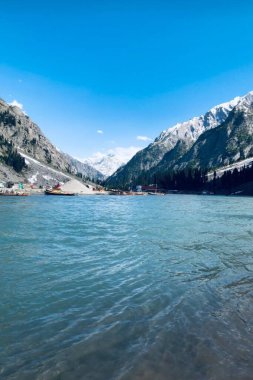 Dağlı mavi okyanus suyunun güzel doğal manzarası 