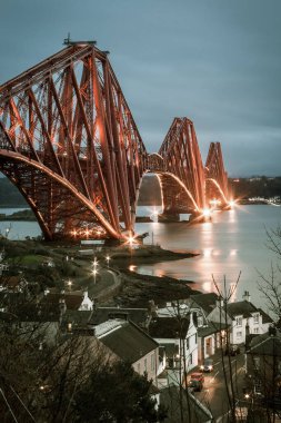 Kuzey Queensferry, İskoçya, UK.12 / 1 / 18. Dördüncü Demiryolu Köprüsü 'nün manzarası. Işıklar açıkken. 1890 'da inşa edilen ikonik mühendislik parçası ve dünyanın en uzun ikinci kantilever köprüsü.