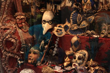 Venedik, İtalya 'da bir mağaza vitrininde tipik Venedik karnaval maskeleri düzenlenmesi