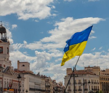 Ukrayna bayrağı Madrid 'de Rusya' yla savaşı protesto ederken 