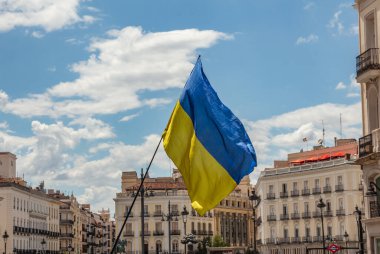 Ukrayna bayrağı Madrid 'de Rusya' yla savaşı protesto ederken 