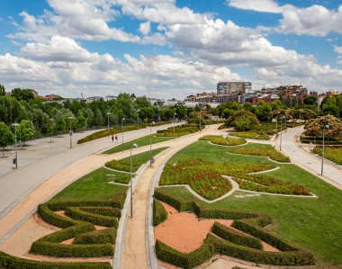 Baharda Madrid 'in Toledo Köprüsü' nden Arganzuela Köprüsü ve arka planda konut binalarıyla Rio Park Bahçeleri 'nden görüntüler