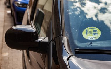 06.19.2024, Madrid, İspanya: Madrid360 çevre sürdürülebilirlik planı kapsamında şehir merkezinde araba sürmek için gerekli olan düşük emisyon bölgesi B çıkartması. DGT