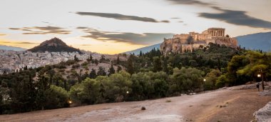 Pnyx Hill 'den gün doğumunda Atina' nın panoramik manzarası, sağda Akropolis ve solda Lycabettus Tepesi