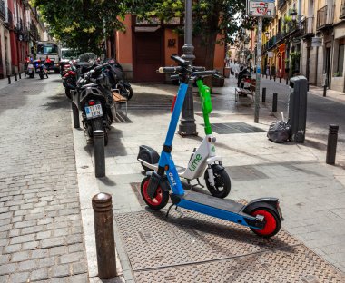 06.19.2024, Madrid, İspanya: A Dott and a Lime Electric Mobile scooter 'ları şehir merkezinde park halindedir.