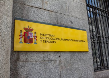 06.19.2024, Madrid, İspanya: Madrid 'deki İspanya Eğitim, Mesleki Eğitim ve Spor Bakanlığı devlet dairesi önünde Sarı İşaret