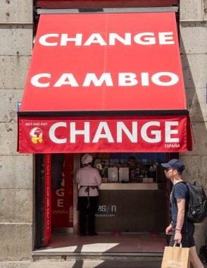 Madrid, İspanya, 06.19.2024: Döviz bürosu, Madrid, önünde kırmızı tente, üzerinde 