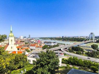 Güneşli bir günde, Bratislava, Slovakya 'nın San Martin Katedrali ile Castle Hill ve Most SNP köprüsü ve Tuna Nehri üzerindeki UFO kulesinin manzarası.