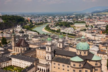 Kale 'den Salzburg' un eski kentinin yüksek manzarası, gökyüzünde katedral ve diğer kiliseler ve arka planda Salzach nehri.