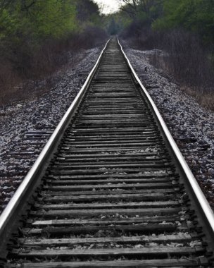 Genellikle büyük yük trenleri tarafından kullanılan tren rayları.