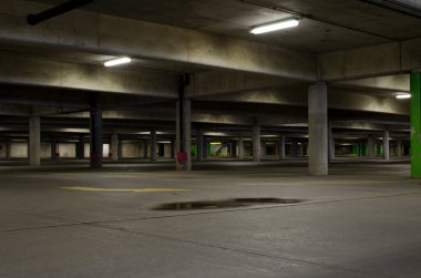 Chicago 'daki karanlık otopark.