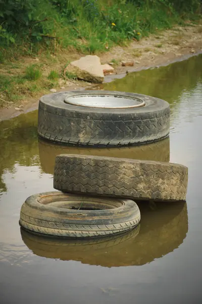 Kırsal alanda lastikler için lastikler.